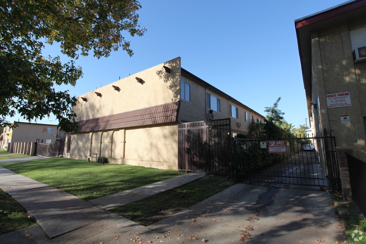 Building Photo - 20446 Saticoy St