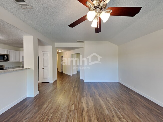 Foto del edificio - 1600 Waters Edge Dr