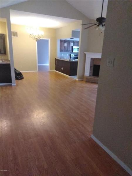 Foto del edificio - 1304 E Bayou Pkwy