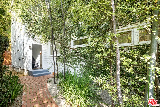 Foto del edificio - 546 E Rustic Rd
