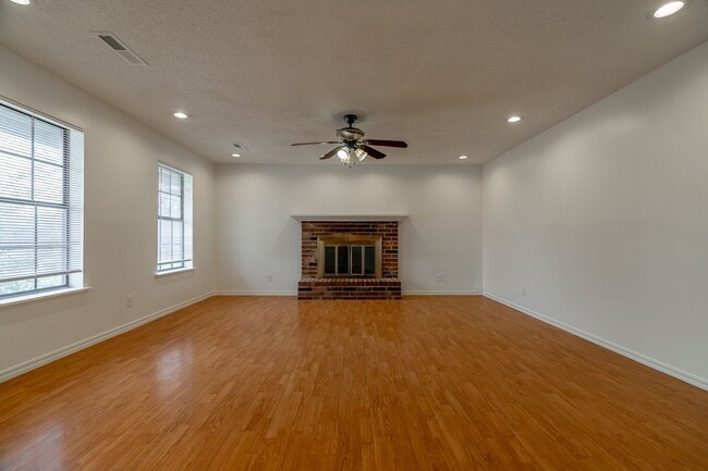 Foto del edificio - Beautiful 4BR Home Near UofA Campus! Lawn Care Included