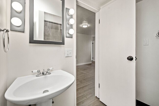 Photo - 1653 Suburban Ave Apartment