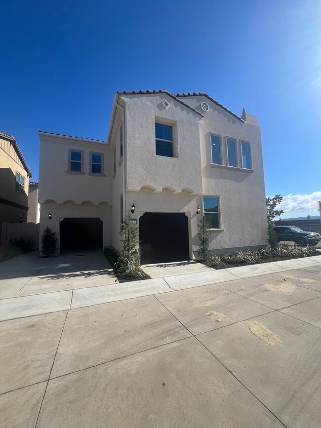 Building Photo - Camarillo - Brand New 4 bedroom, 3.5 home in