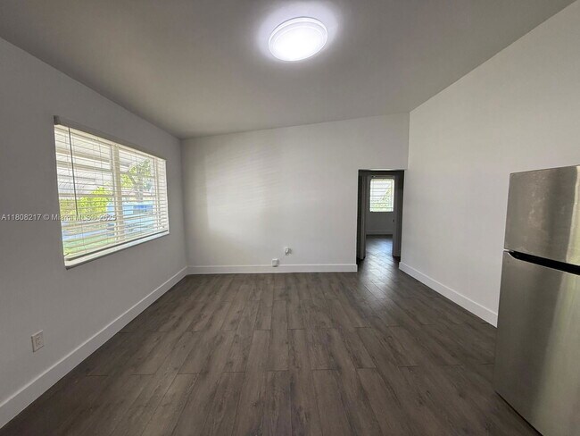 Foto del edificio - 1330 NE 133rd St