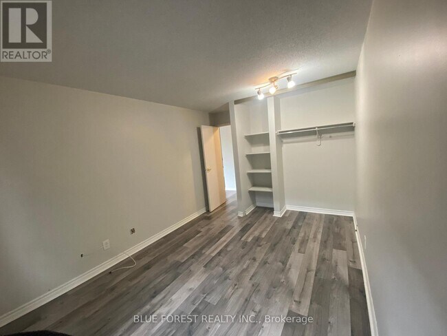 Photo du bâtiment - 737-737 Deveron Crescent