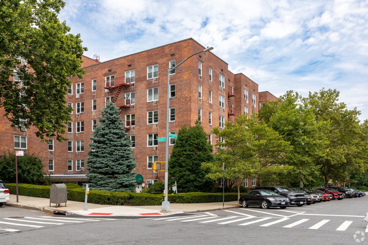 Primary Photo - 3901 Independence Ave