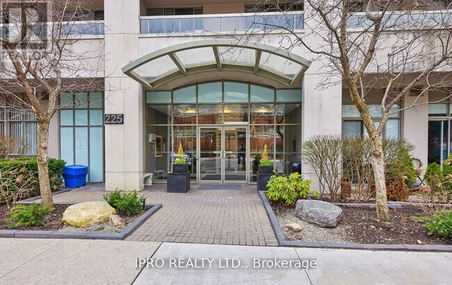 Building Photo - 225-1225 Merton St