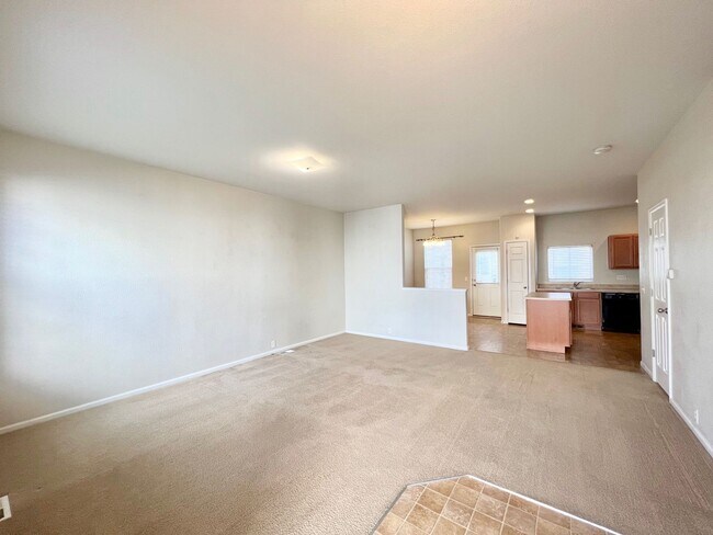 Building Photo - Spacious 2 Bed/2/5 Bath Townhome at The Bl...