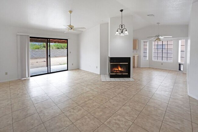 Foto del edificio - Stylish & Bright 3-Bed Oasis with Desert B...