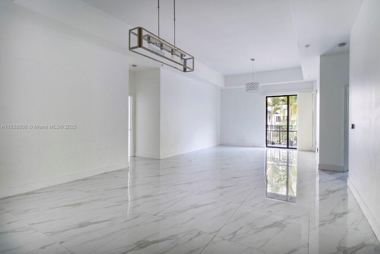 Foto principal - 8395 SW 73rd Ave