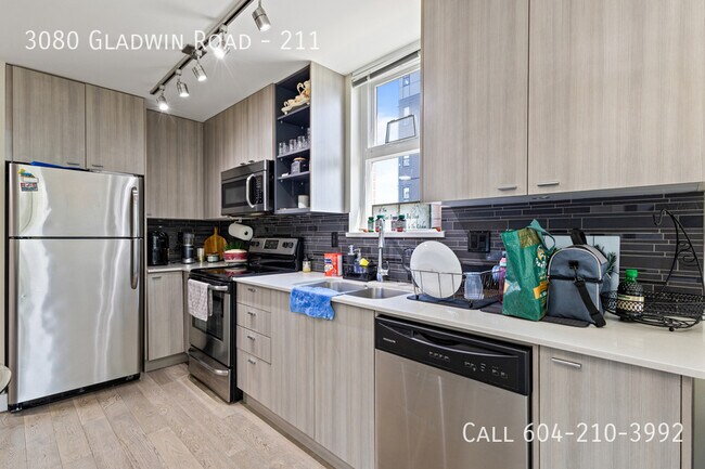 Photo du bâtiment - Bright Corner Condo with 2 Parking