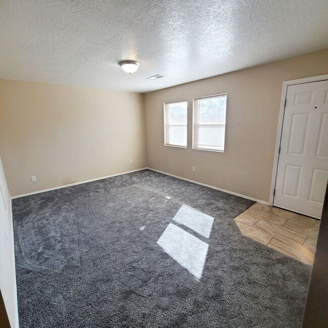 Building Photo - 3 bed 2 bath home in Los Lunas