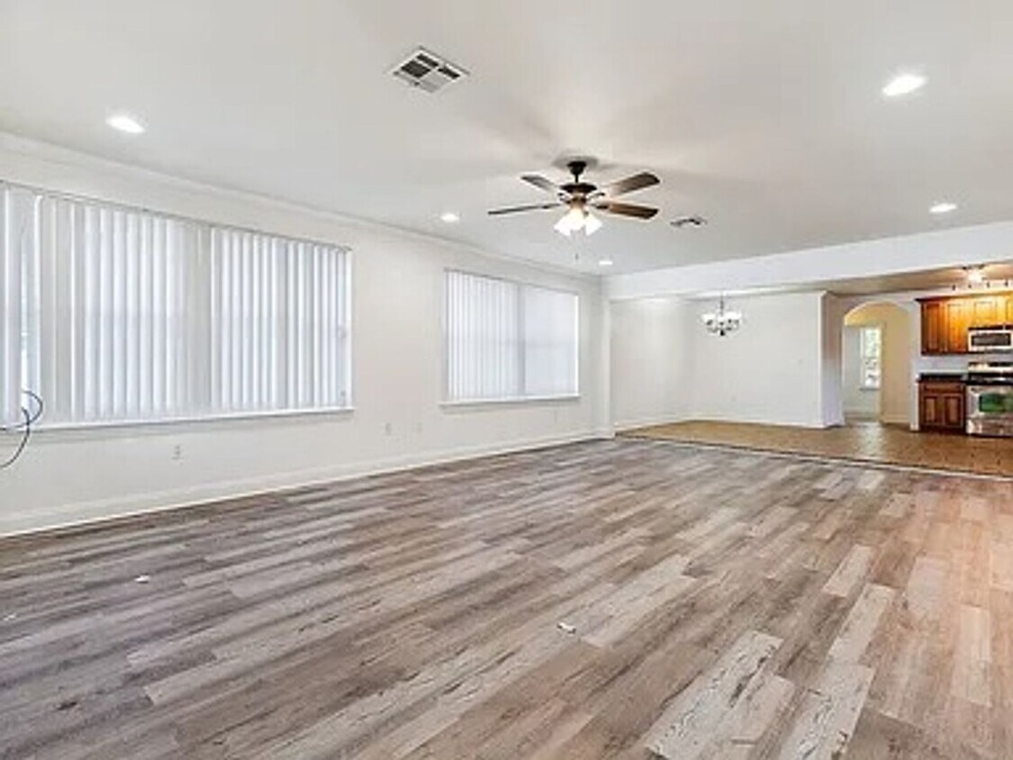 Foto principal - This spacious property offers a comfortabl...