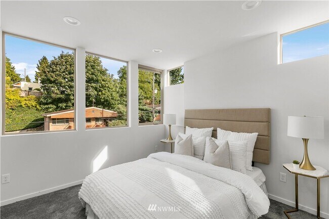 Building Photo - Contemporary 3 Bedroom Townhouse near Alki...