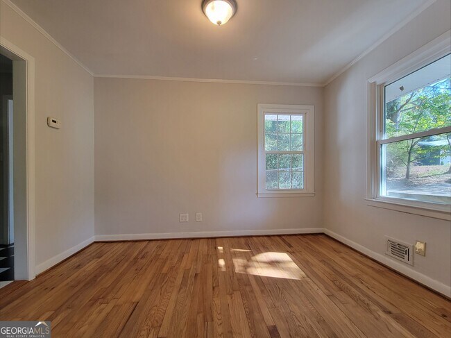 Building Photo - 432 Lakeview Dr SW