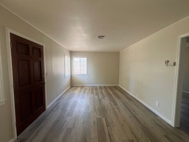 Building Photo - 3 bedrooms, 2 full bathrooms near CV high! Available now!