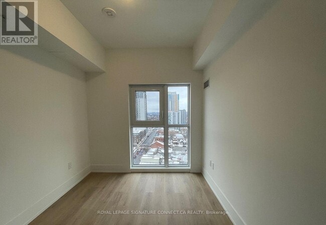 Building Photo - 206 King St W