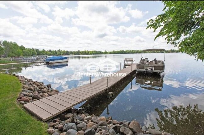 Building Photo - Beautiful Lakefront, Furnished