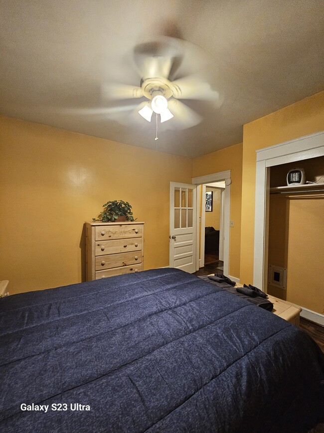 Spacious room - 1400 King Ave