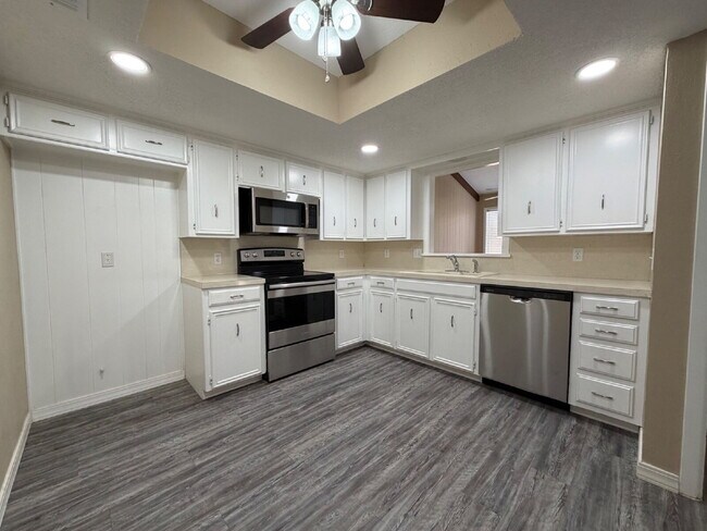 Foto del edificio - "Charming 2-Bed, 2-Bath Duplex 1,250 Sq Ft of Comfort in Lubbock!"