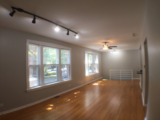 Building Photo - 2052 W Byron St