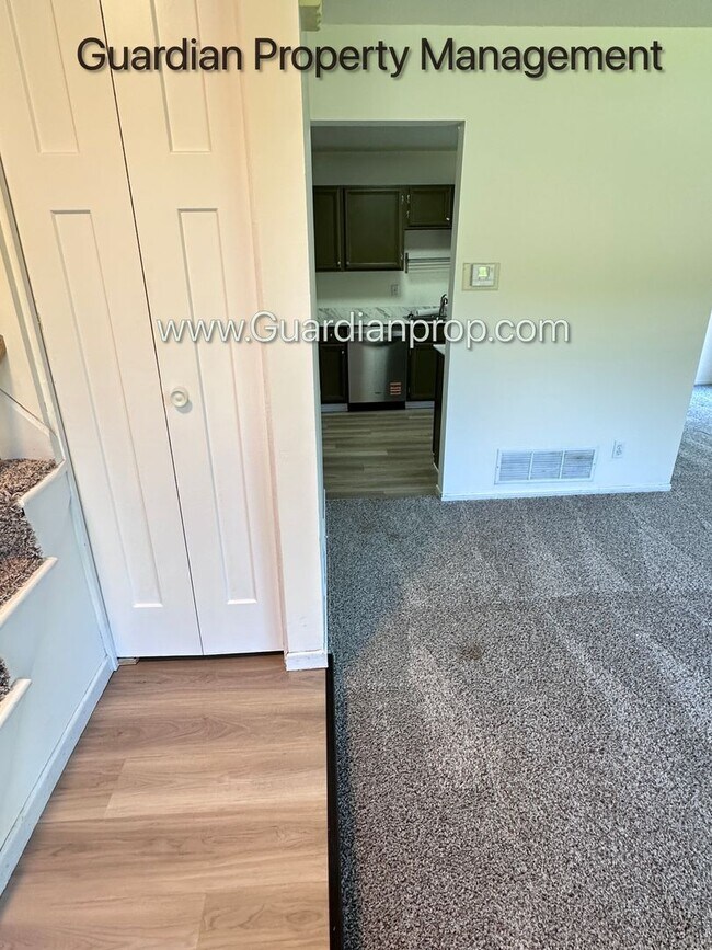 Building Photo - Renovated Burnsville Town Home, 2 Car Garage, W/D in Unit, Walk Out Patio, Dishwasher