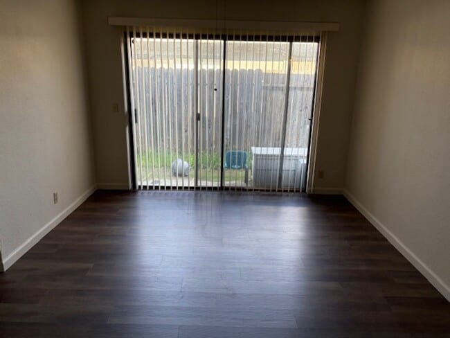 Foto del edificio - 7631-7633 AGUSTAWOOD PLACE