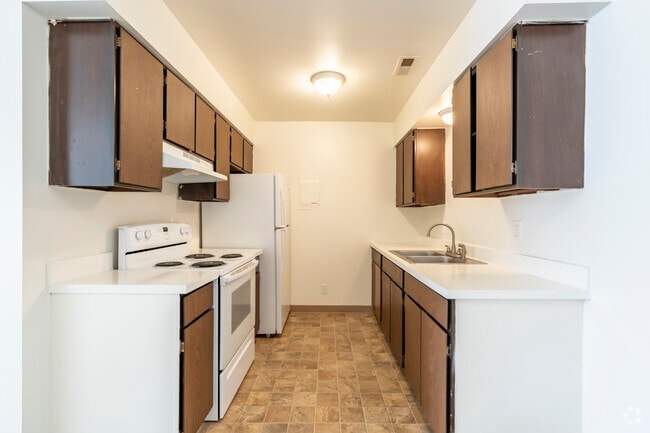 2BR, 1BA - 750SF - Kitchen - Grand Pointe