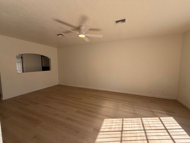 Foto del edificio - Spacious 4 Bed 3 Bath Single-Level Home | RV Gate | Huge Yard | Bright Open Layout