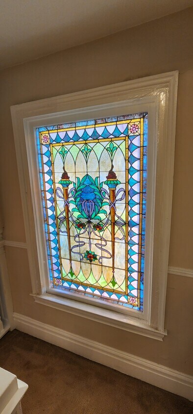 Mammoth Stained Glass Landing - 68 Hawthorne Ave