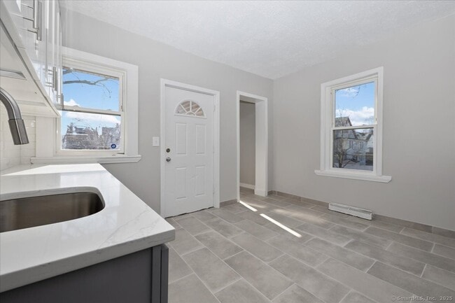 Building Photo - 45 Cowles St