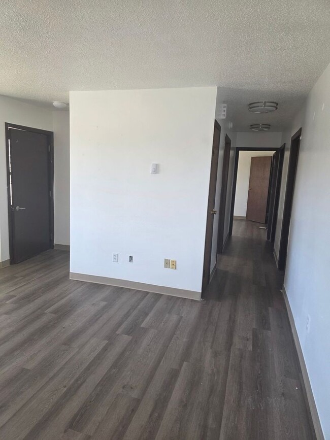 Building Photo - 1409 Belle Plaine