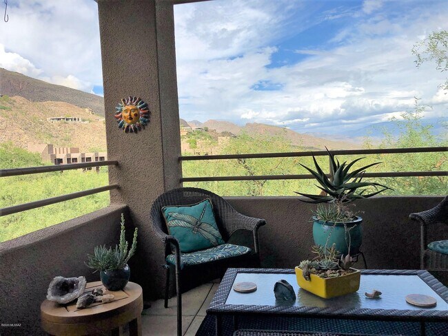 Foto del edificio - 6655 N Canyon Crest Dr