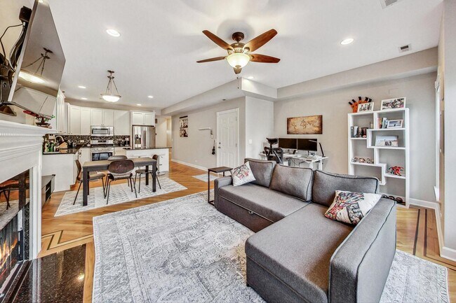 Building Photo - 3042 N Oakley Ave