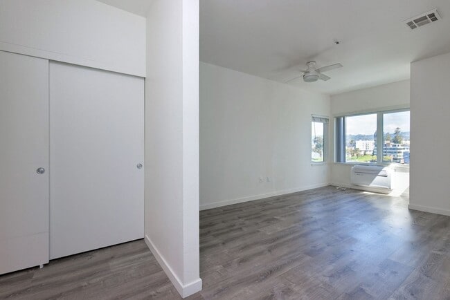 Building Photo - 1524 1st Ave