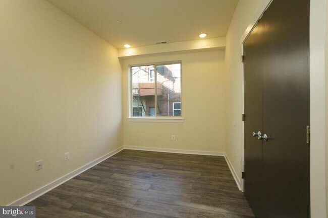 Foto del edificio - 5433 Chancellor St