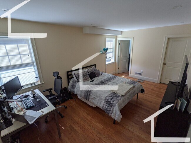 Building Photo - 5 Bedroom-Huge