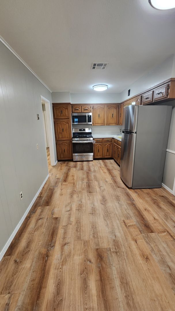 Building Photo - Refurbished - 3 bdrm 1 bath