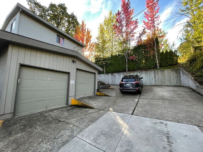 Building Photo - Spacious 4 Bedroom in a great location!