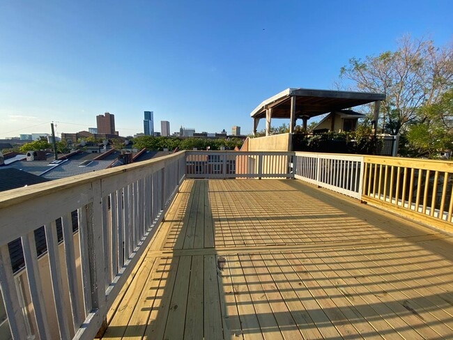 Foto del edificio - 220 E Cross St