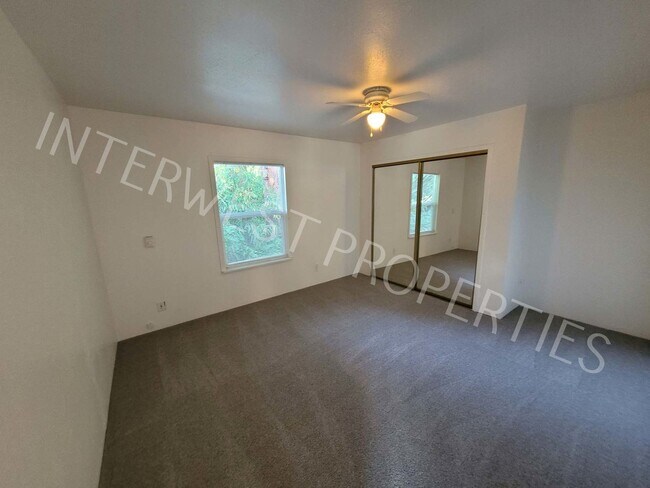 Foto del edificio - Cozy 3 bd House in Oregon City with Garage, Storage, & W/D Hookups!