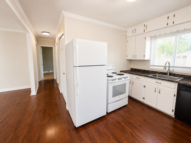 Building Photo - Cozy 2BD/1BA house in Wolverine Lake with hardwood floors