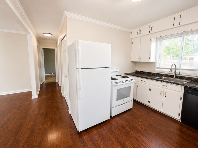 Foto del edificio - Cozy 2BD/1BA house in Wolverine Lake with hardwood floors