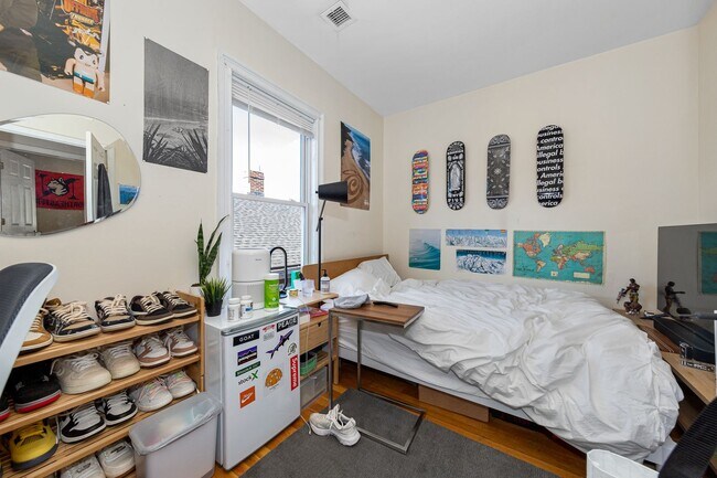 Foto del edificio - Nicely Priced 4-bed, 2-bath Mission Hill Apartment