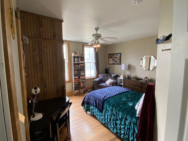 Building Photo - 3 Bedroom 1 Bath House - Close to Downtown Iowa City