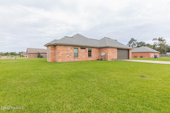 Building Photo - 106 Squirrel Ln
