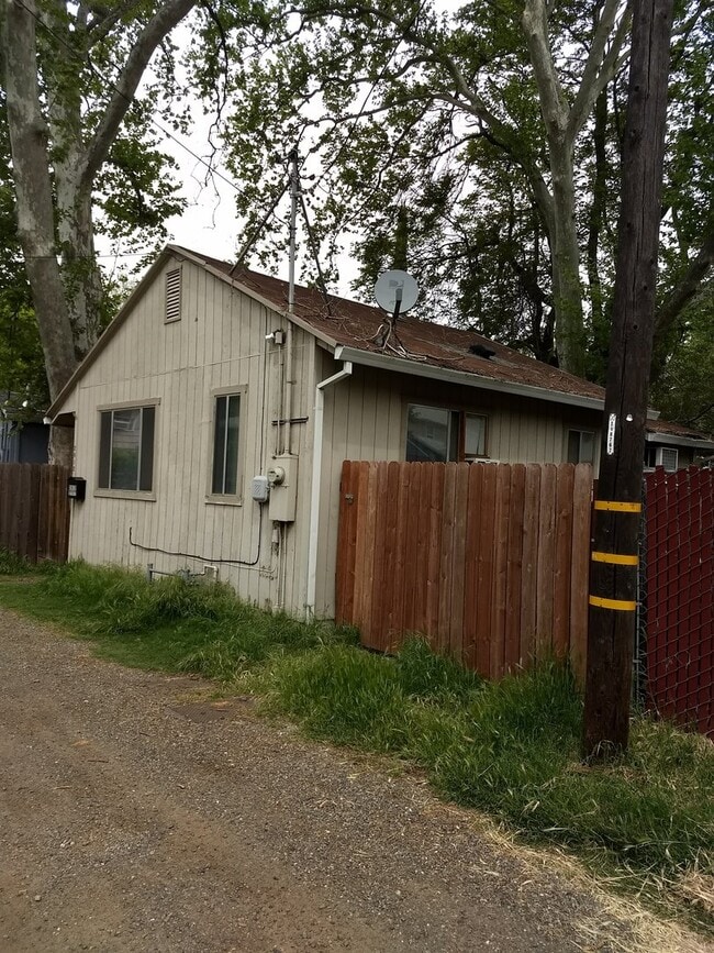 Building Photo - Two Bedroom Downtown Cottage