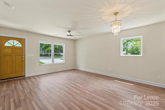 Foto del edificio - 2892 Shady Ln Ave