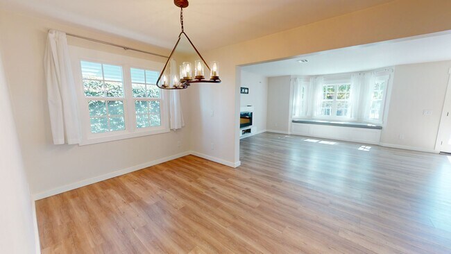 Building Photo - 3 Bed | 3 Bath Street Side Condo
