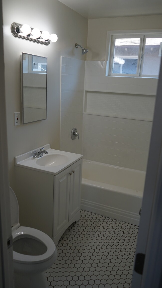 bath - 9628 Broadway